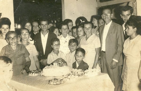 Matriarca da família Morais rodeada pelos filhos e netos em comemoração de seu aniversário (década de 1970, Montes Claros)