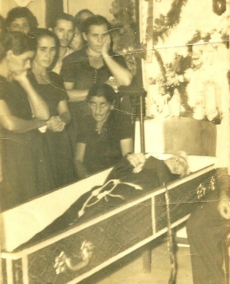 Patriarca da família Morais, nasceu em Rio de Contas (BA), no ano de 1880, final do século XIX. Faleceu em Salinas no dia 8/2/1955, aos 75 anos (é a única foto que se tem dele). Encontra-se enterrado no cemitério de Salinas.